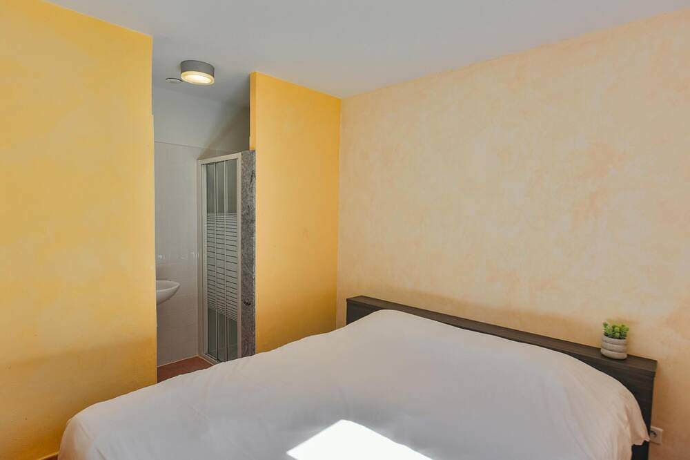 Schönes Haus im Ferienpark mit großem Pool in Lacapelle-Marival, Lot
