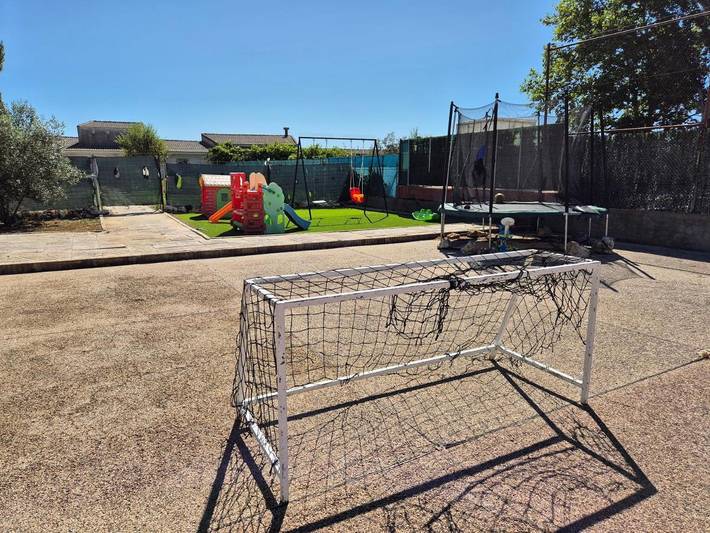 Location de vacances pour 10 personnes, avec terrasse ainsi que jardin et piscine, animaux acceptés à El Viso de San Juan - 2