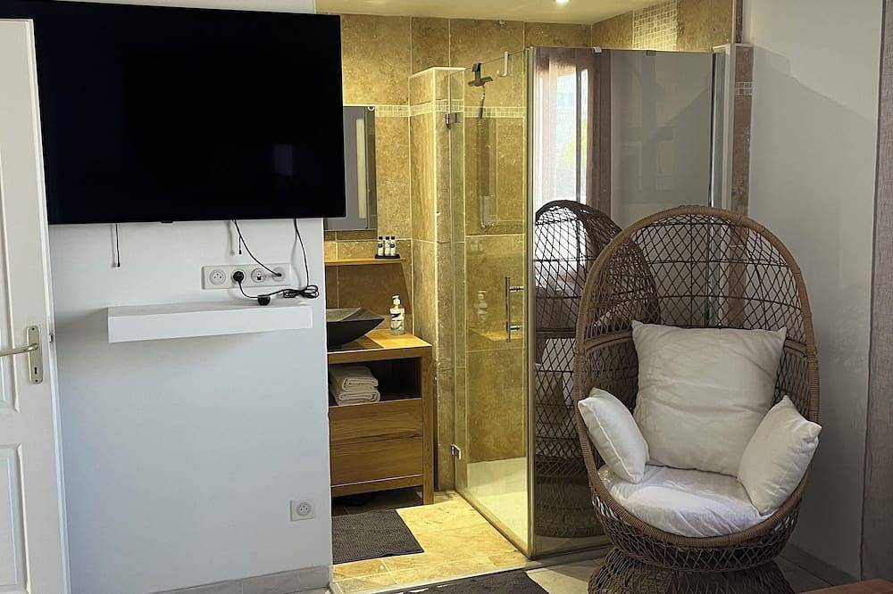 Guest room with jacuzzi and sauna in Vic-la-Gardiole, Côte d'Améthyste