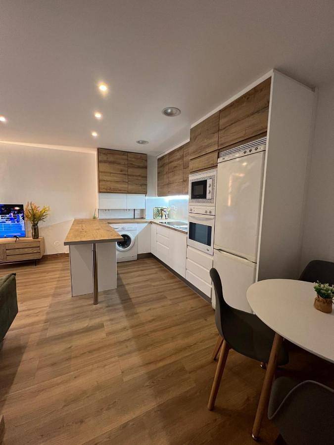Apartamento entero, Two-Bedroom Apartment in Torrelavega, Costa de Cantabria