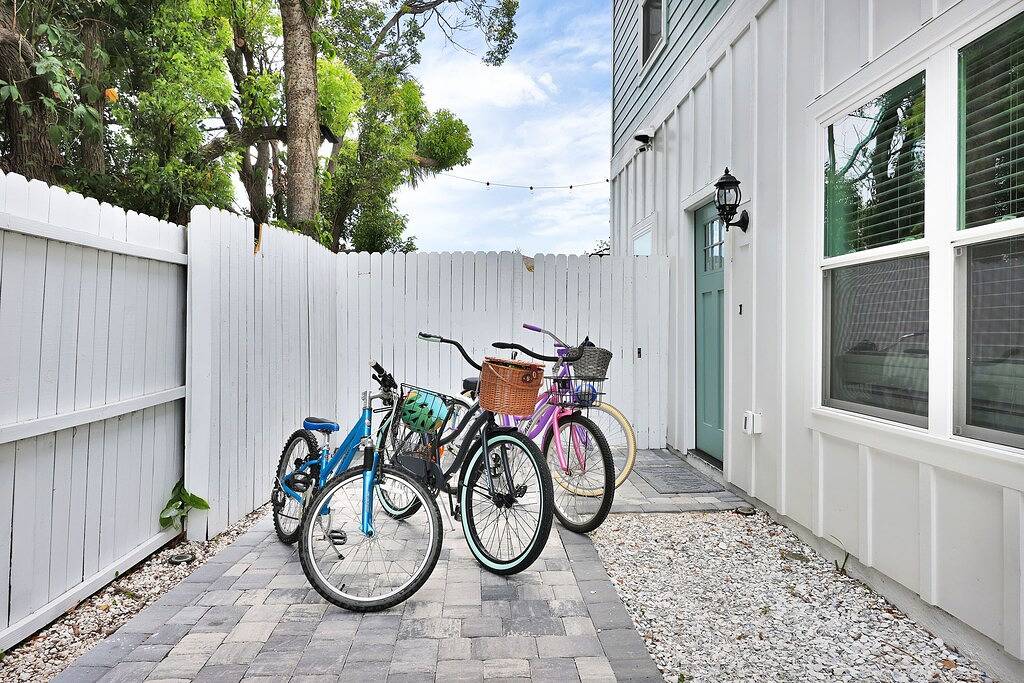⭐ Hot Tub + Fire Pit + Bikes - 5 Min to Beach - King Bed + Ev charger 🏝️ in Jacksonville Beach, Duval County