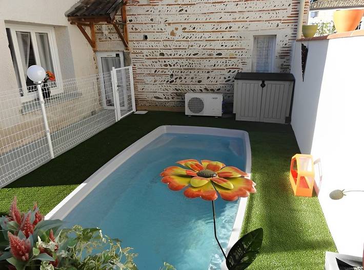 Gîte pour 15 personnes, avec terrasse ainsi que piscine et jardin, animaux acceptés