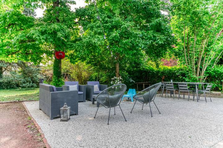 Location de vacances pour 7 personnes, avec piscine ainsi que jardin et balcon, adapté aux familles à Écully - 2