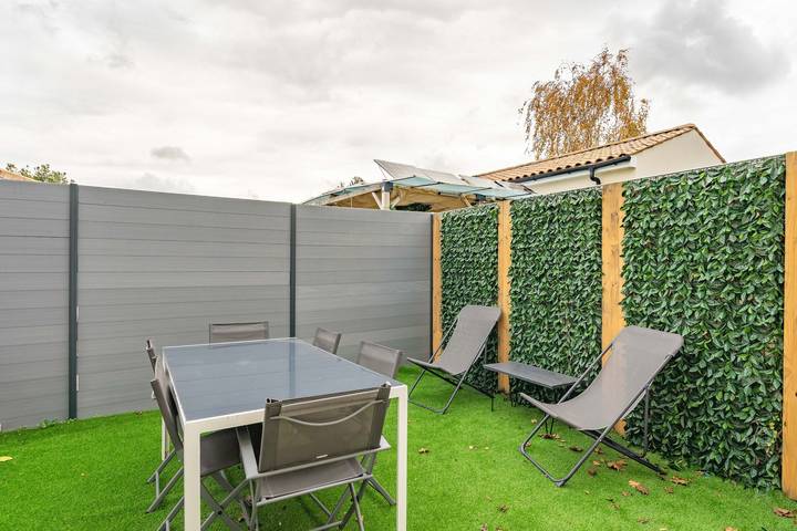 Casa de vacaciones «L'instant Fleuri» con terraza privada y Wi-Fi in Saint-Hippolyte (Charente-Maritime), Region de Rochefort
