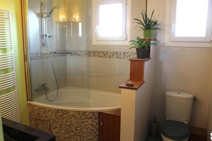 Location de vacances pour 6 personnes, avec piscine ainsi que vue et jardin à Mireval - 2