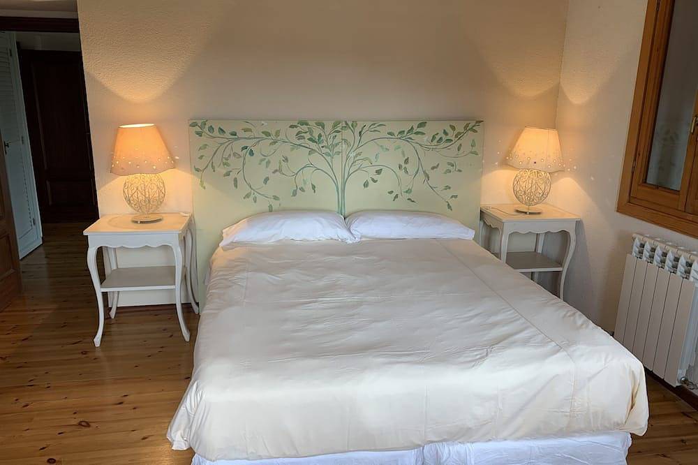 El Torreon farm. Up to 28 people, 10 rooms. House 60 km from Madrid in El Espinar, Segovia Provinz