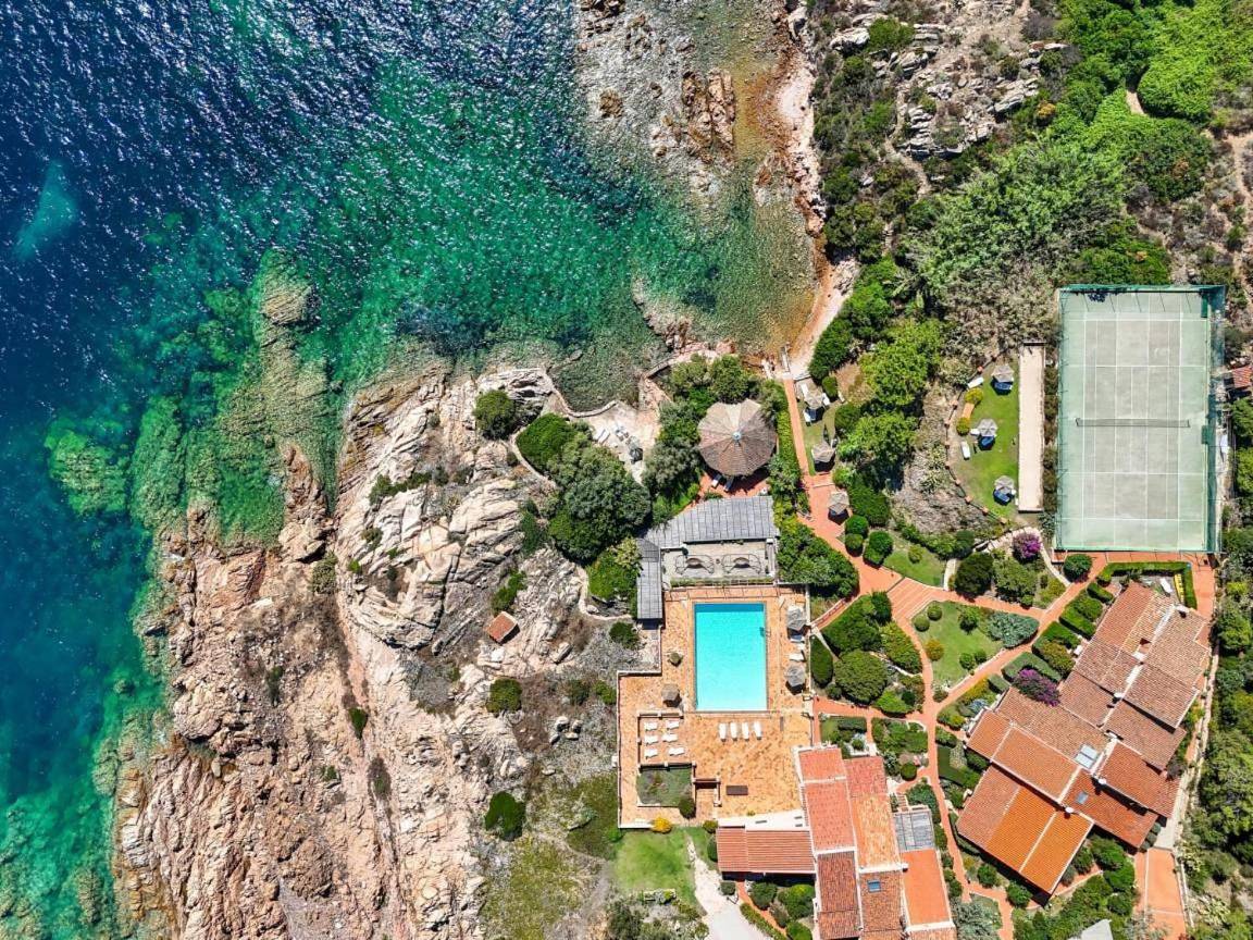 Casa Mughetto R5055 Wifi, seafront, private sea access, swimming pool in Parco Nazionale dell'Arcipelago di La Maddalena, La Maddalena