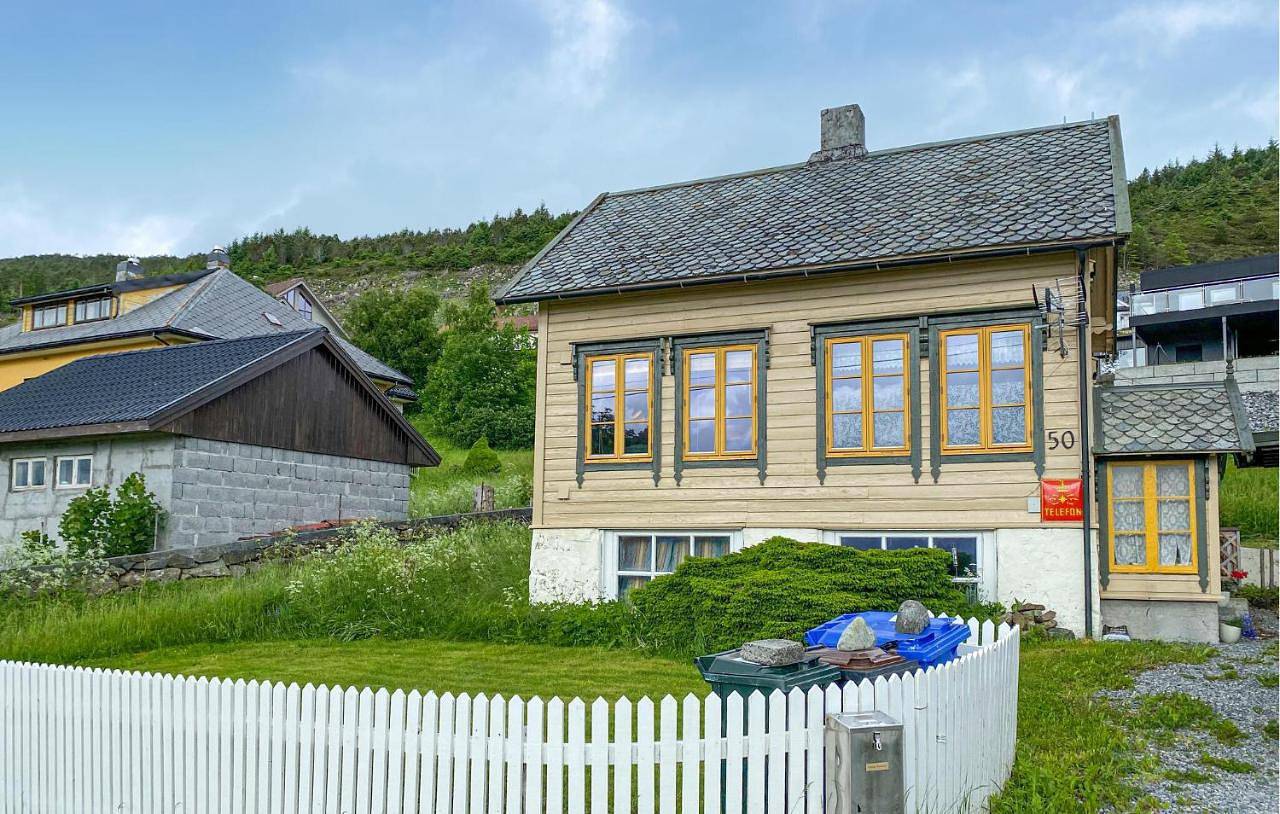 3 Bedroom Lovely Home In Nerlandsøy in Herøy