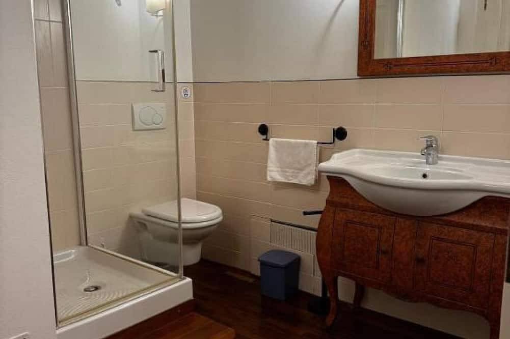 Room with private bath and gym near Bassano, parking included in Bassano del Grappa, Provincia de Vicenza