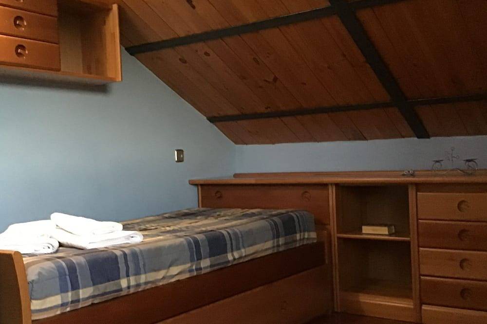 Rural House \"Entrepinos\". Ideal for family and groups. Private space with views in Santa Cruz de Pinares, Ávila Region