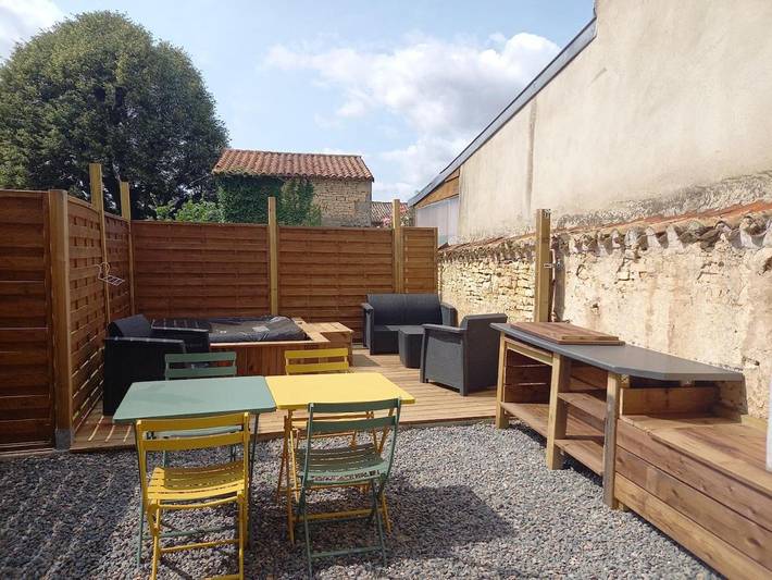 Gîte pour 4 personnes, avec Jacuzzi et Terrasse à Rouillé