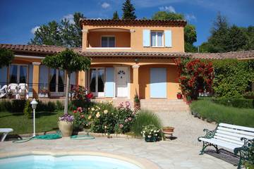 Gîte pour 6 personnes, avec piscine ainsi que terrasse et jardin à Villecroze
