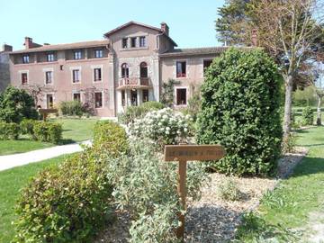 Gîte pour 8 personnes, avec terrasse ainsi que piscine et jardin à Cugand