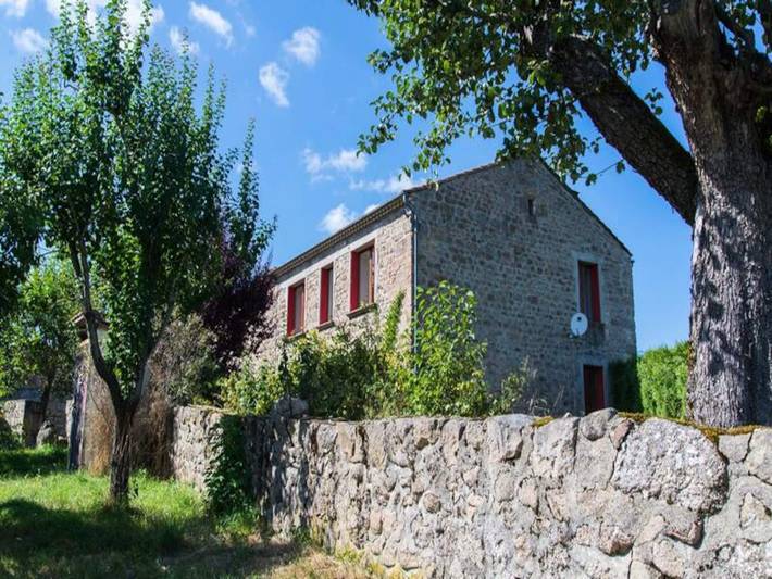 Gîte pour 6 personnes, avec jardin et piscine, adapté aux familles à Auroux (Lozère)