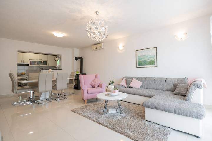 Villa für 6 Personen, mit Balkon/Terrasse und Pool in Split-Dalmatien - 4