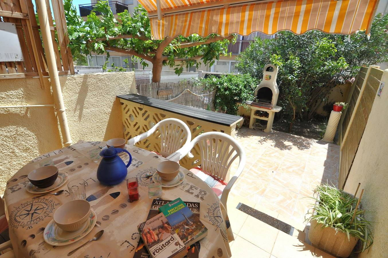 Charmante maison de ville à louer à Roses, Costa Brava ! Idéal pour 5 personnes, à 1000m de la plage. Avec jardin, terrasse et commodités. in Santa Margarida, Roses
