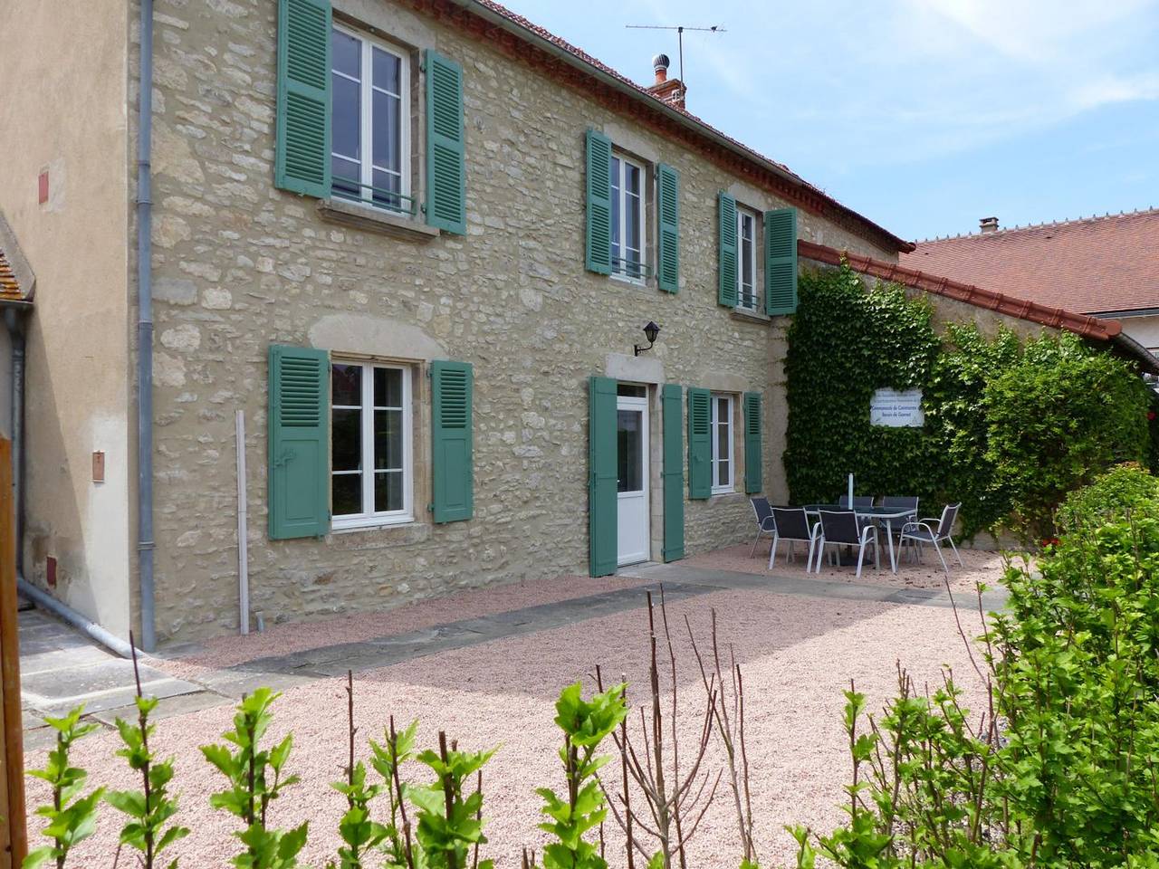 Casa con Jardín y Charmo en Corazón de Pueblo in Saint-Bonnet-de-Rochefort, Región de Vichy