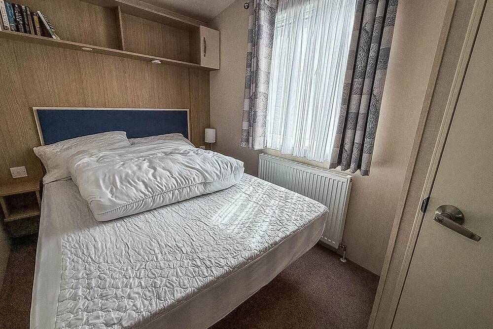 6 berth luxury caravan with full sea views at Azure Seas in Suffolk in Lowestoft, Sunrise Coast