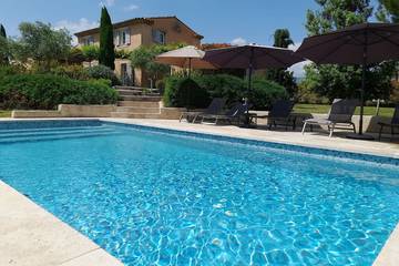 Location de vacances pour 8 personnes, avec jardin et terrasse à Ansouis