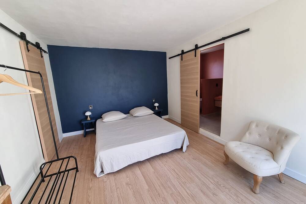 Villa contemporaine avec studio et piscine privative. in Jonquières, Vaucluse