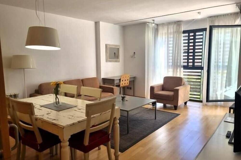 Entire apartment, Las Tablas - 3 Bedrooms with terrace in Punto de Atención al Ciudadano, Madrid