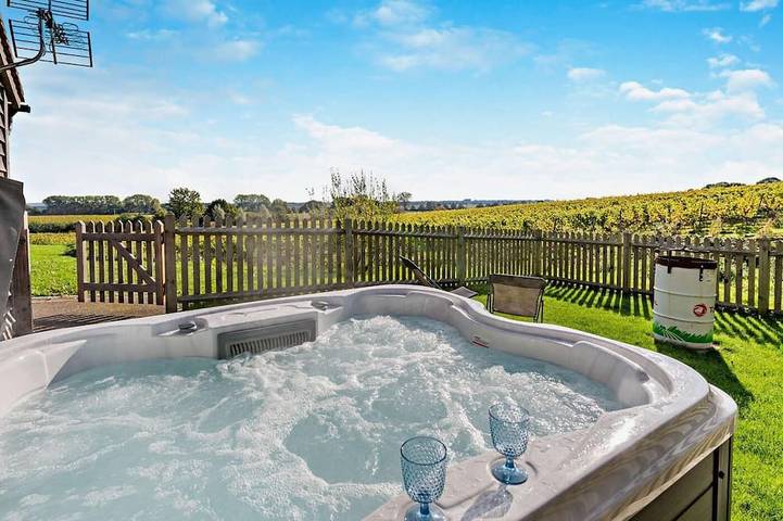 Cottage for 2 people, with garden and hot tub in Kent