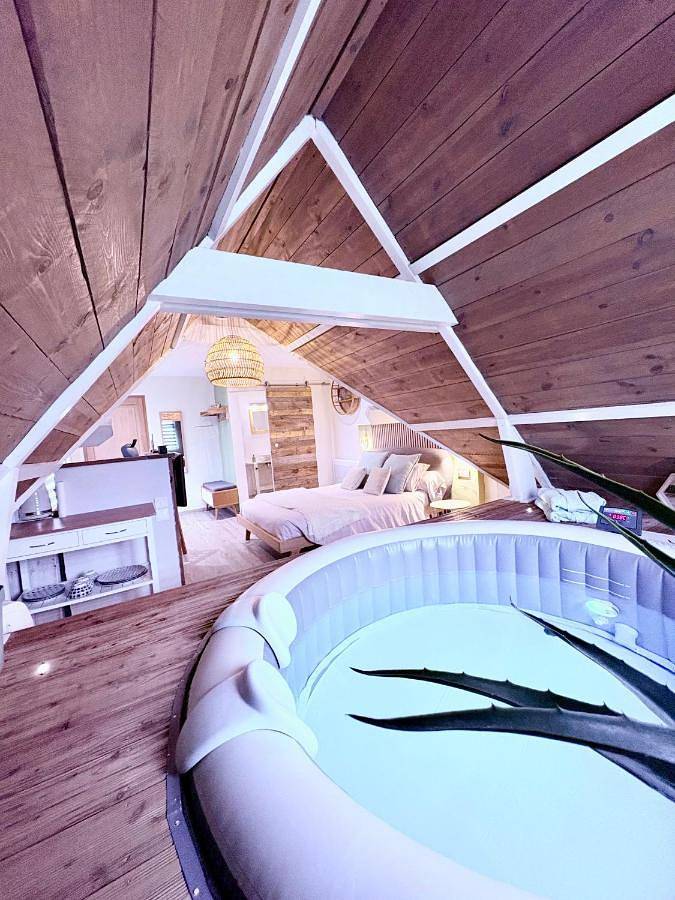 Chambre d’hôte pour 3 personnes, avec jacuzzi et balcon