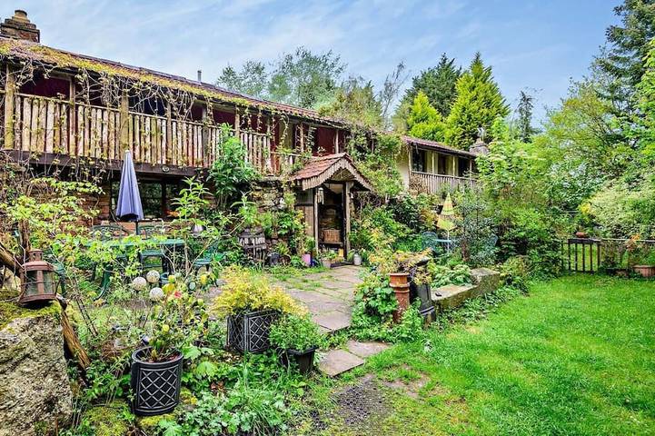 Glamping for 9 people in Forest of Dean