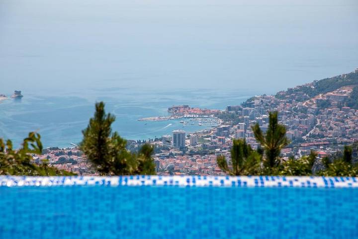 Villa für 11 Personen, mit Ausblick und Garten sowie Pool in Montenegro