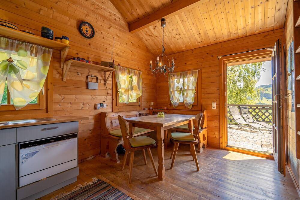 Gemütliche Almhütte mit Aussicht und Terrasse in Tuxer Alpen, Hippach