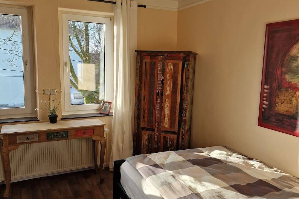 Entire apartment, 3 rooms for up to 10 people. Close to the city in the countryside with a view of the Müngsten Bridge in Solingen, Bergisch region