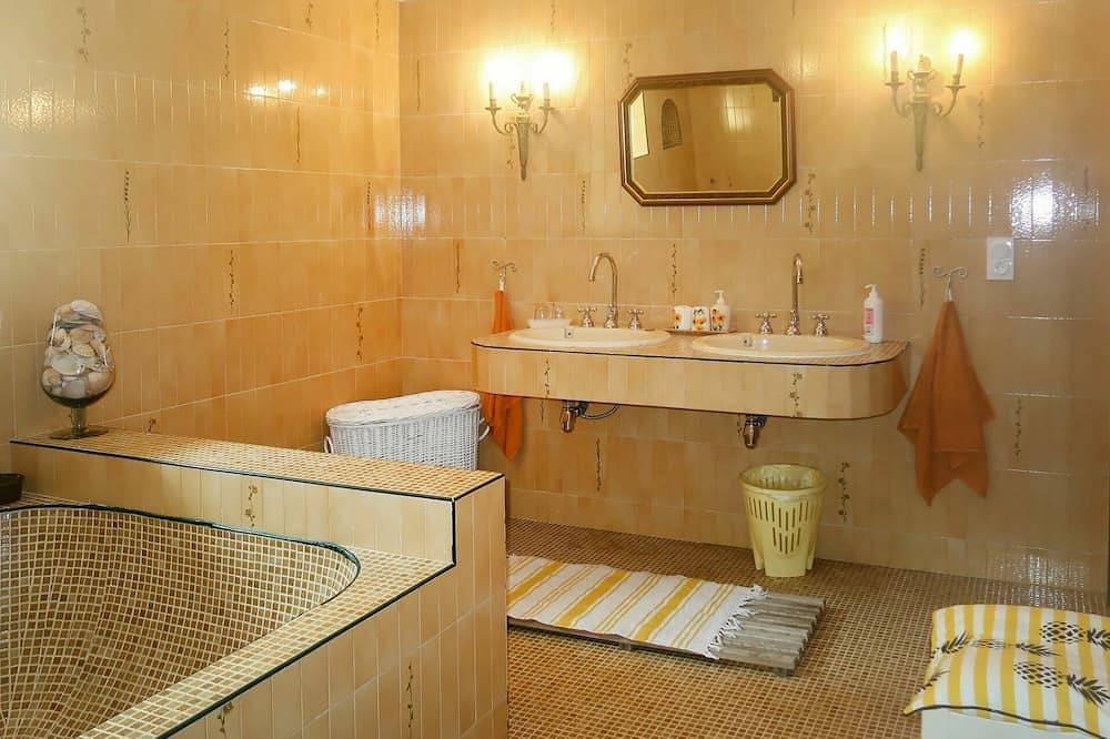 Cosy apartment in villa for 4 guests with terrace, pets allowed and parking in Pont-l'Abbé, Quimper region