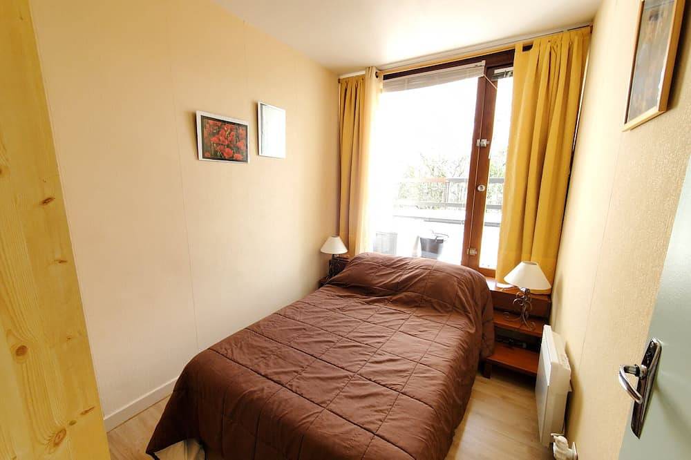 Entire apartment, Residence Au Pied Du Chateau De Murol in Murol, Volcans d'Auvergne Regional Nature Park
