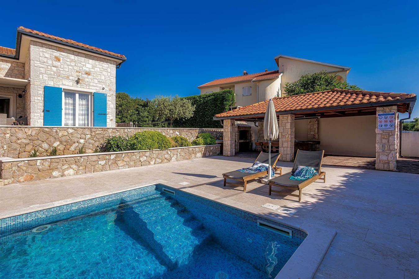 Villa Augusta mit einem geräumigen privaten Pool in Malinska-Dubašnica, Krk