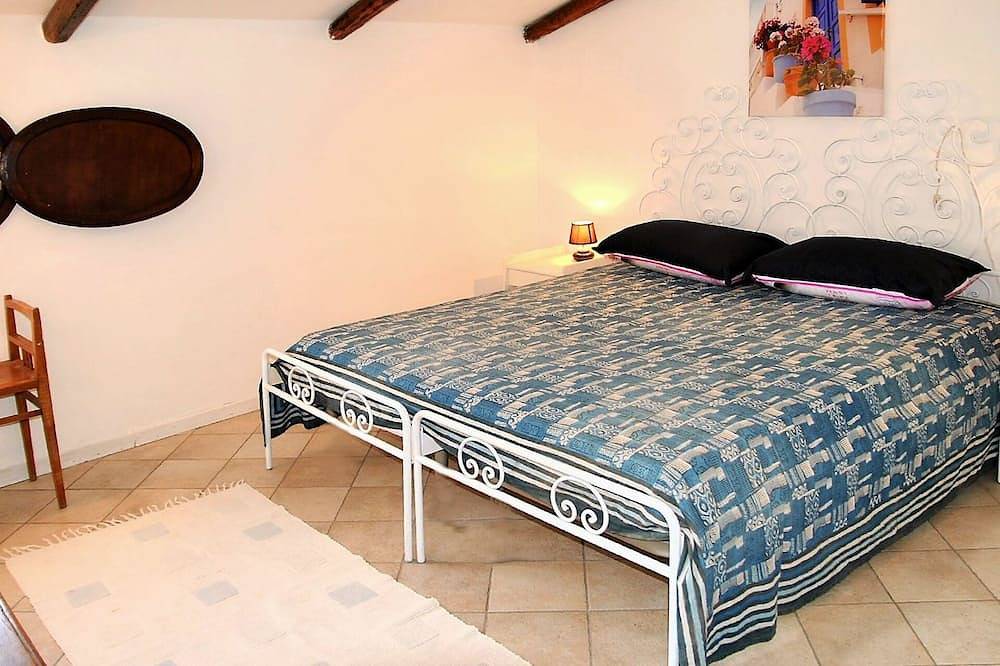 Beautiful private villa for 7 guests with A/C, Wifi, Tv, terrace, pets allowed and parking in Gaeta, Latina Province