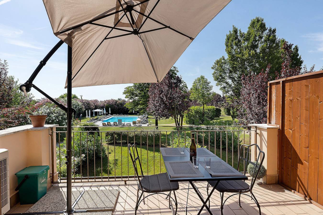 Appartamento intero, Appartamento 'Golf & Lake Relax' con Vista Montagna, Wi-Fi e Aria Condizionata in Castelnuovo del Garda, Prealpi Gardesane