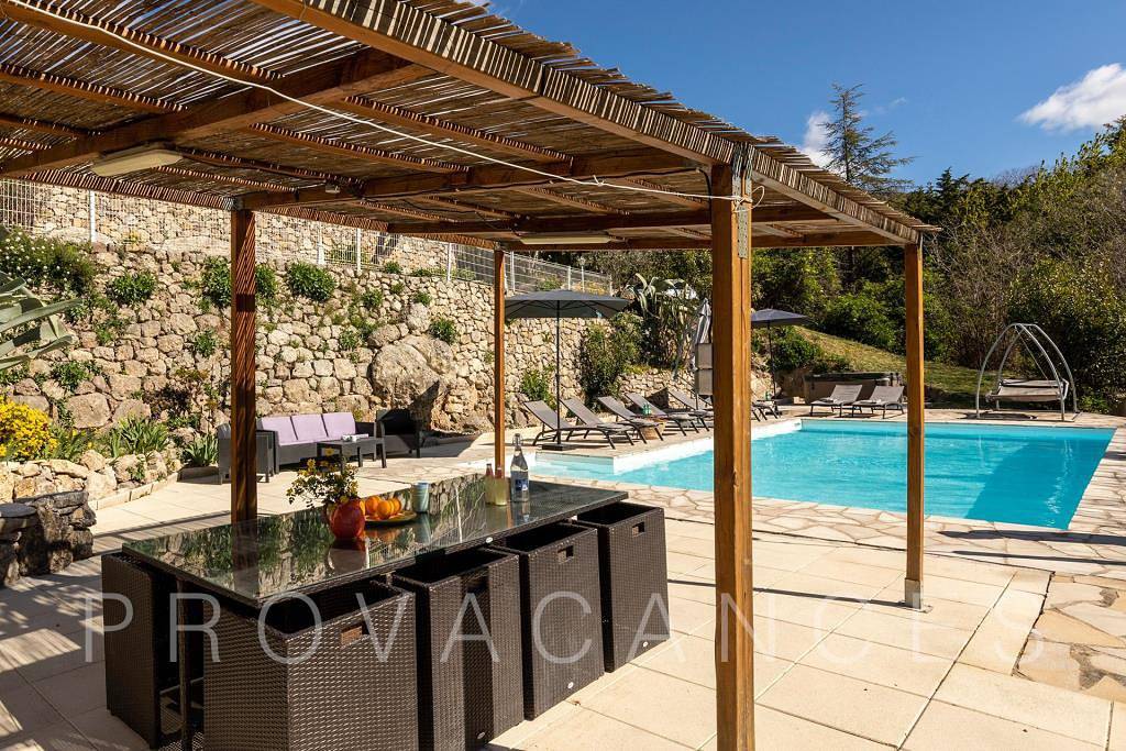 Villa mit Garten und Pool in der mittelalterlichen Stadt Callas in Callas, Draguignan Region