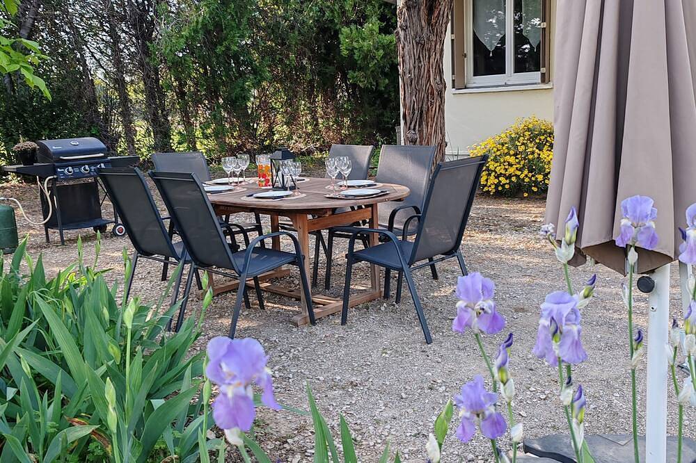 Maison en campagne au calme située à 2 kms du village et à 10 min d'Orange in Jonquières, Vaucluse