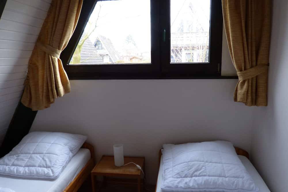 Die familienfreundliche Villa Linus steht in einem Ferienpark hinter dem Deich in Fedderwardersiel, Butjadingen