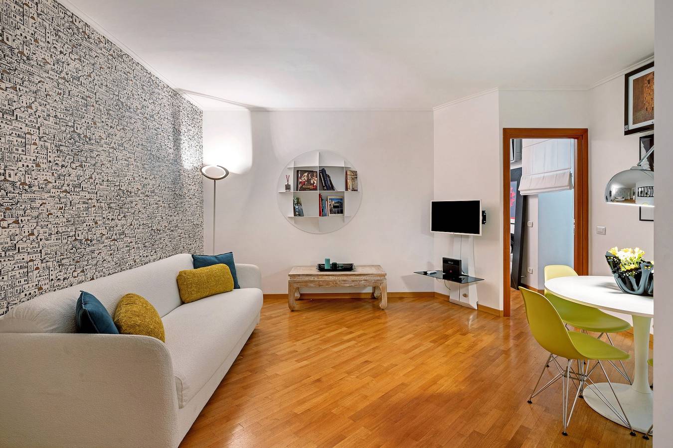 Entire apartment, Apartment 'Incantevole Dimora In Zona Chiaia' with Balcony, Wi-Fi and Air Conditioning in Naples, Naples Province