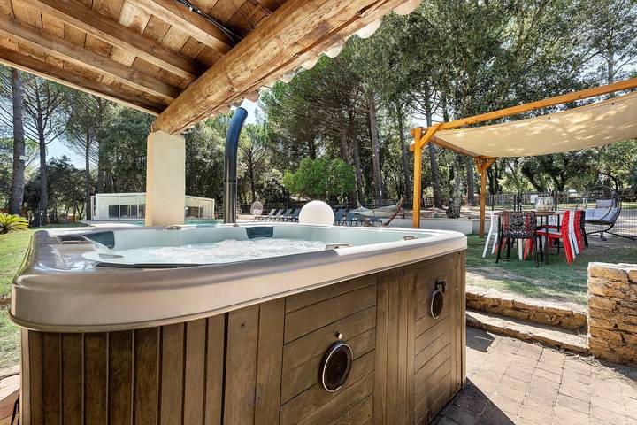 Gîte Mas Pepette para 24 personas con piscina, jacuzzi y acceso al río in Vers-Pont-du-Gard, Region de Nimes