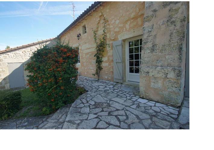 Gîte pour 2 personnes, avec vue ainsi que piscine et jardin à Saint-Genès-de-Castillon - 2