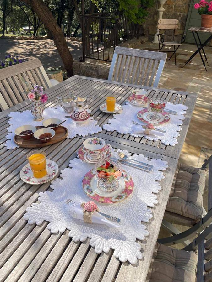 Chambre d’hôte pour 2 personnes, avec vue ainsi que jardin et piscine à Taradeau - 4