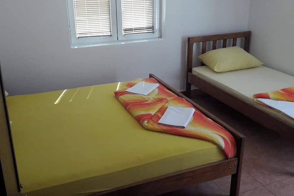Apartamento entero, Apartment for four people with free parking in the yard of the house. in Budva, Municipio de Budva