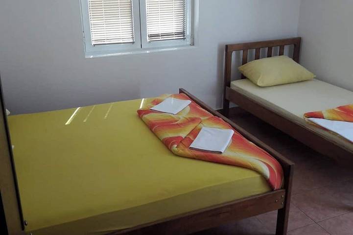 Ganze Wohnung, Apartment for four people with free parking in the yard of the house. in Budva, Opština Budva
