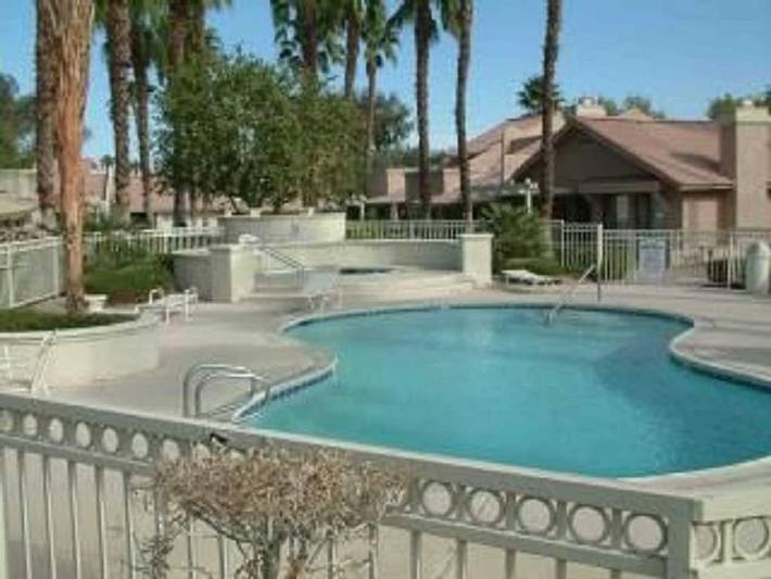 Villa for 2 people, with pool and hot tub as well as yard in Palm Desert
