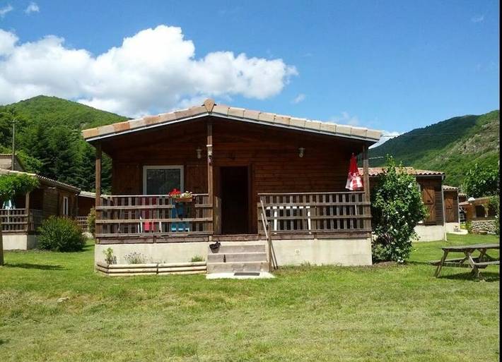 Gîte pour 5 personnes, avec Terrasse ainsi que Jardin et Vue à Thueyts