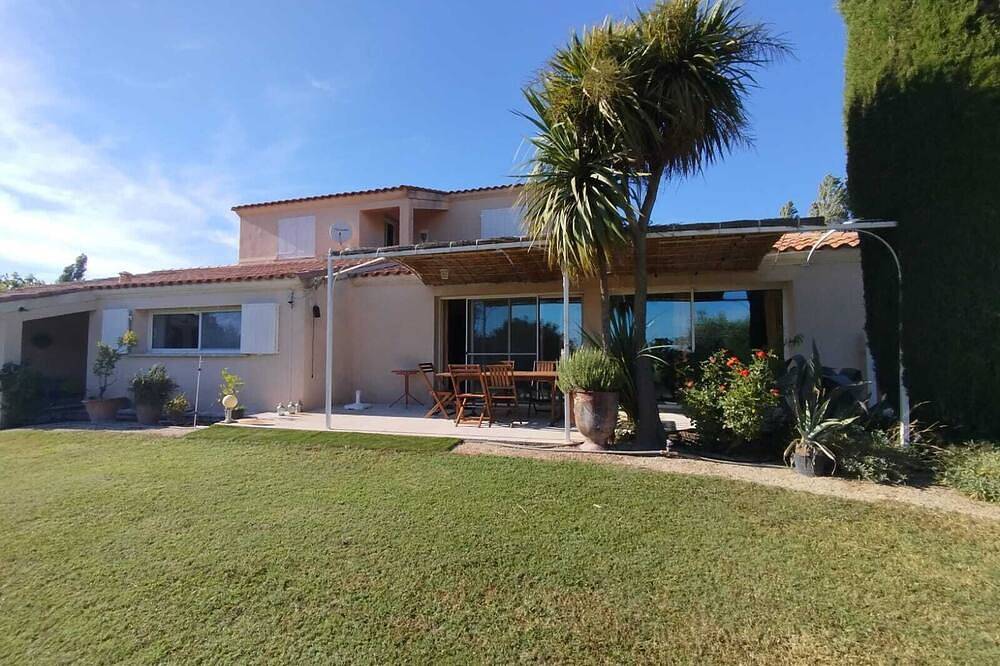 Maison de campagne avec piscine, vue sur 15 ha de prairies,  à  8 kms d’Arles. in Arles, Côte méditerranéenne (France)