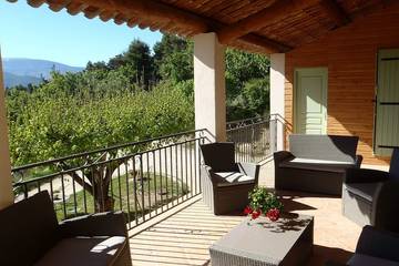 Gîte pour 6 personnes, avec piscine et jardin à Propiac