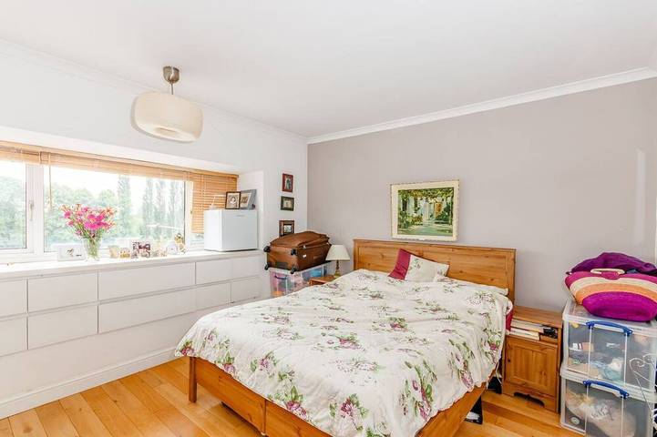 Charming Garden Home with Free Parking in Merton, London